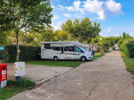 Parcela Confort XL Tienda/Furgoneta/Caravana/Coche (con electricidad)