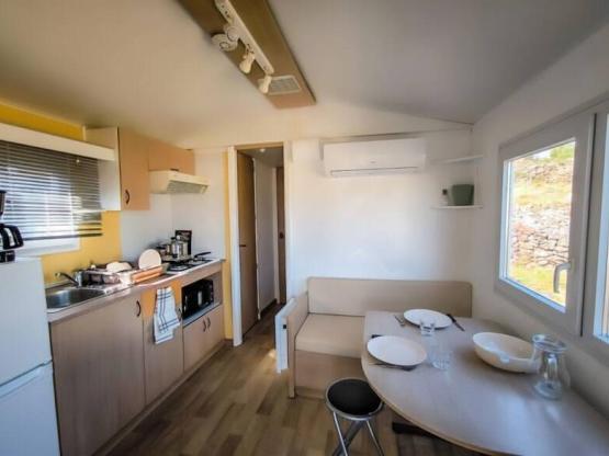 Casa móvil con capacidad para 4 personas y una pequeña terraza (con aire acondicionado)