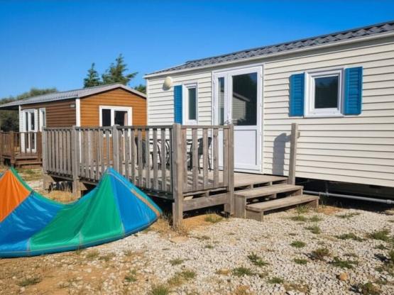 Casa móvil con capacidad para 4 personas y amplia terraza (con aire acondicionado)