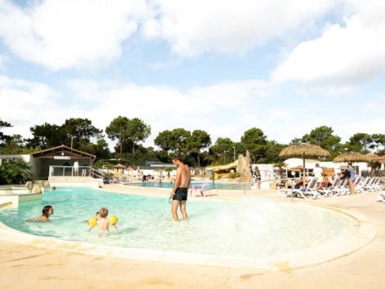 Pitch tent or trailer tent (water, electricity,  2 people and 1 vehicle)