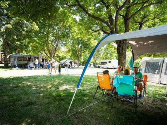Parcela : 1 coche + tienda, caravana o autocaravana