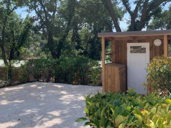 Parcela con sanitarios individuales +electricidad 10A