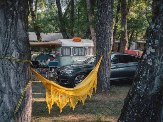 Parcela : coche + caravana