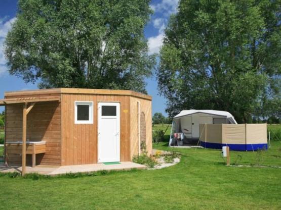 Luxe Stellplatz (eigenen sanitären Anlagen (Dusche, Toilette, Waschbecken + Strom 16amp)