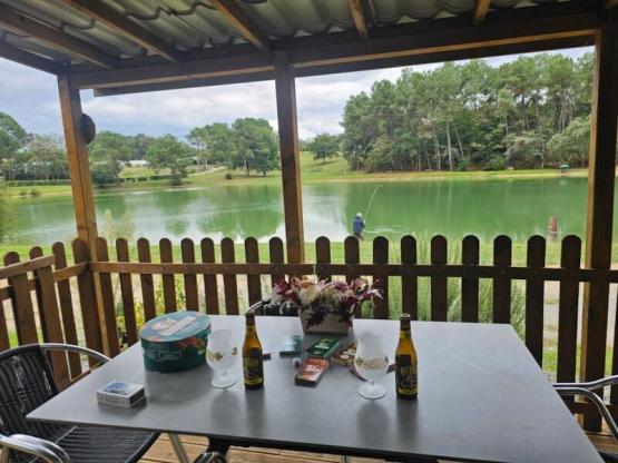 Cabaña frente al estanque