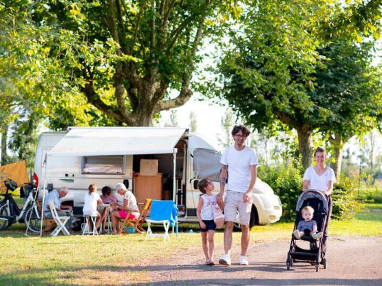 Parcela Confort (tienda, caravana, autocaravana / 1 coche / Electricidad)