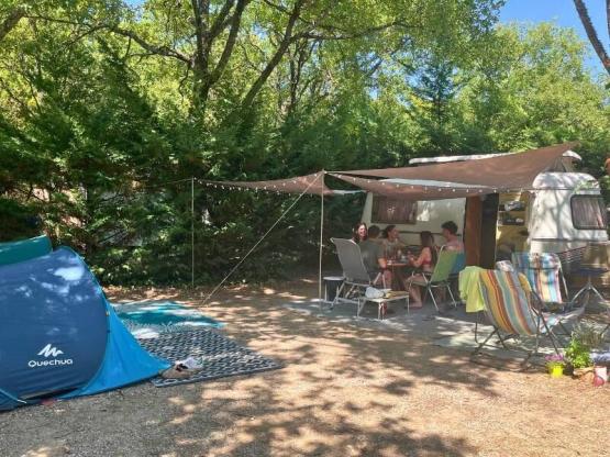 Parcela: coche + tienda/caravana o autocaravana