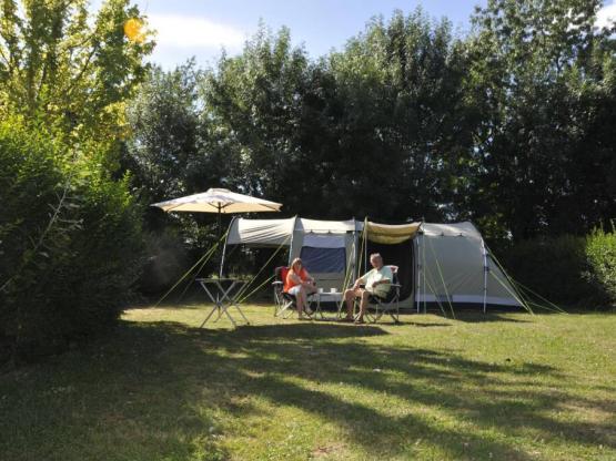 Parcela Confort (tienda, caravana, autocaravana / 1 coche / Electricidad 10A)