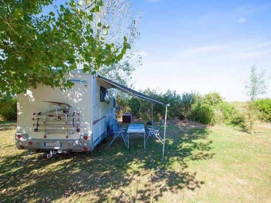 Parcela Confort (tienda, caravana, autocaravana / 1 coche / Electricidad 6A)