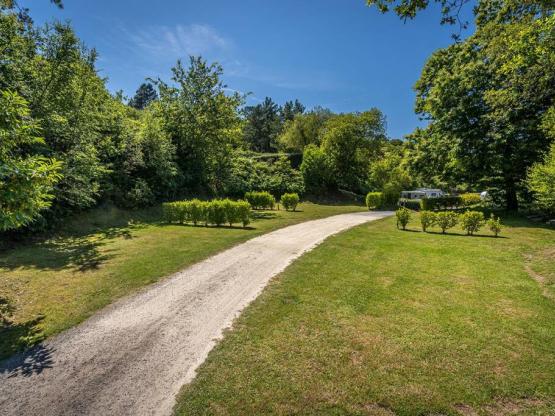 Parcela con vehículo