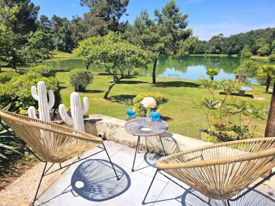 PARCELA PREMIUM CON BAÑO PRIVADO FRENTE AL ESTANQUE