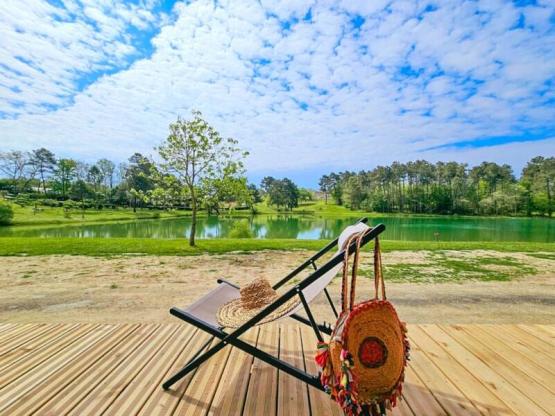 EMPLACEMENT VIP FACE A L 'ETANG AVEC SALLE DE BAIN ET CUISINE PRIVATIVE