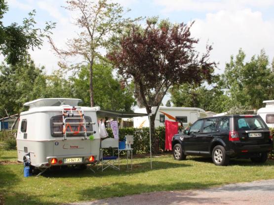 Stellplatz mit Zelt, Wohnwagen, Wohnmobil / 1 Auto / Strom