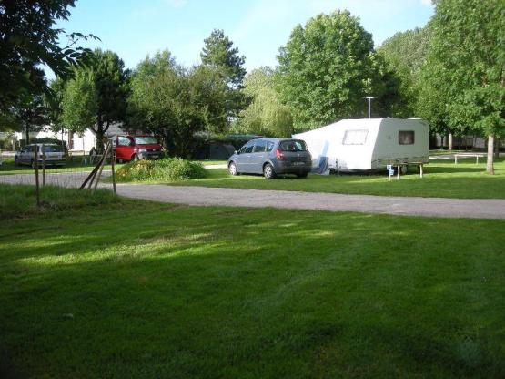 Parcela Confort (tienda, caravana +1 coche, autocaravana /Electricidad 10A)