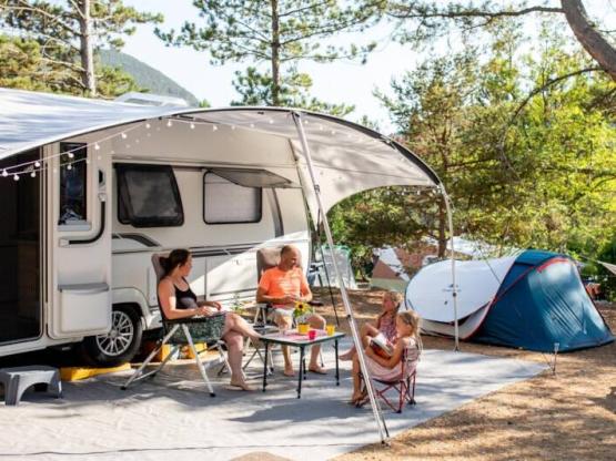 Parcela con 2 personas, electricidad y coche