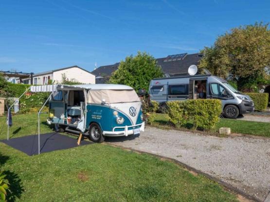 Parcela autocaravana + electricidad + vehículo