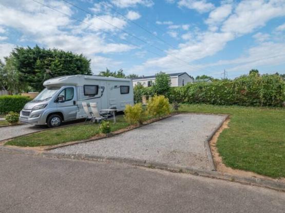 Parcela autocaravana + electricidad + vehículo