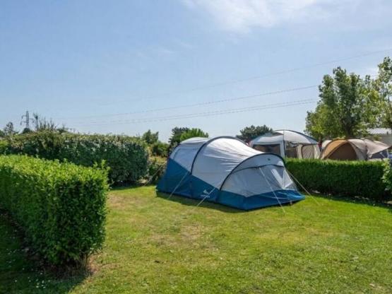 Parcela Tienda sin electricidad + vehículo