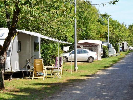 Parcela: coche + tienda/caravana o autocaravana
