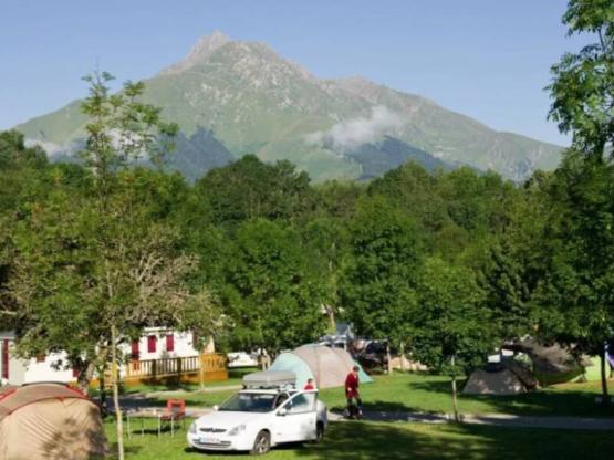 Parcela: coche + tienda/caravana