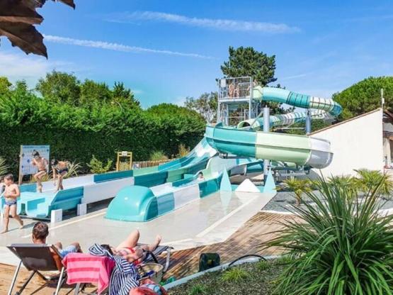 Standaard stacaravan 27m² (2 slaapkamers - 4 personen) + halfoverdekt terras + tv