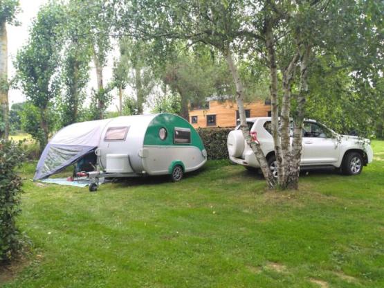 Parcela de camping para tiendas de campaña, caravanas y autocaravanas