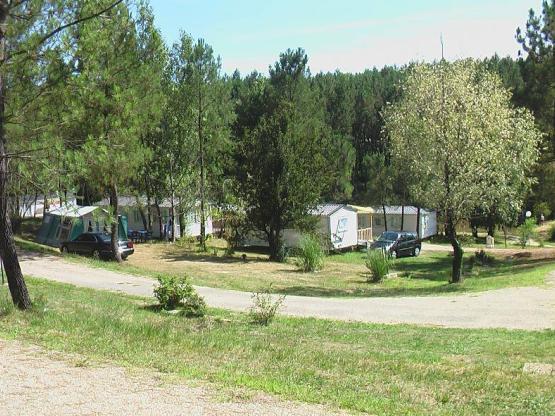Pitch  Tribu XXL 250 m² - Electricity 16 A included - Small view of the lake