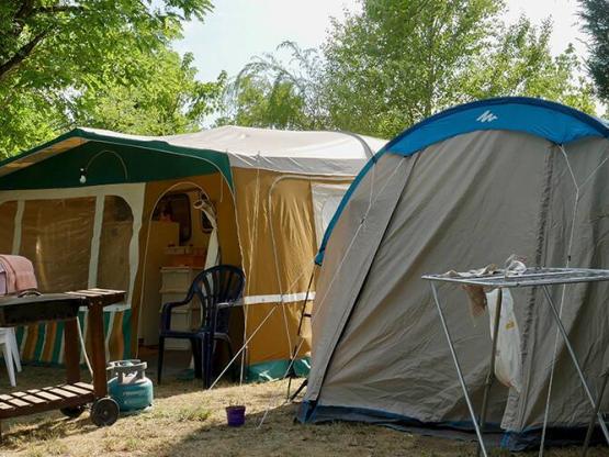 Parcela Confort (tienda, caravana, autocaravana / 1 coche / Electricidad 10A)