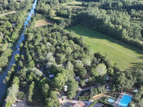 Parcela Confort (tienda, caravana, autocaravana / 1 coche / Electricidad 10A)