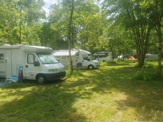 Parcela con electricidad de 10A (autocaravana, furgoneta, caravana, tienda)