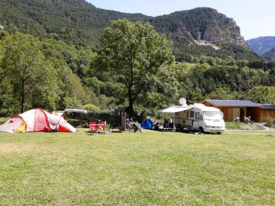 Parcela: coche + caravana o autocaravana