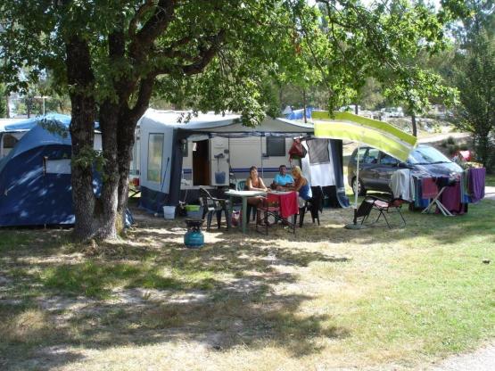 Grand confort Pitch - Electricity 16 A included - XL 100 to 150 m² - electric hook-up (16 A), water and sewage on the pitch