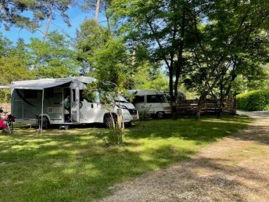 Parcela con coche + tienda, caravana o autocaravana