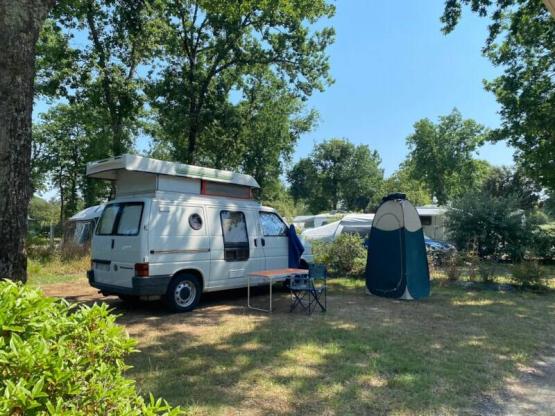 Parcela Confort (1 tienda, caravana, autocaravana / 1 coche / Electricidad 10A)