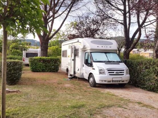 Parcela Confort (tienda, caravana, autocaravana / 1 coche / Electricidad 9A)
