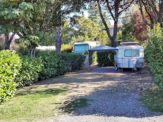 Parcela Confort SOLO (tienda, caravana, autocaravana / 1 coche / Electricidad 9A)