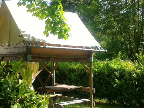 Tienda de campaña Bivac sobre pilotes