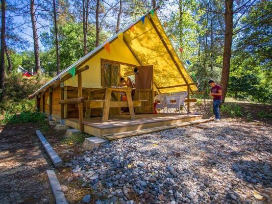 GLAMPING ! Great trapper's cabin with kitchenette, bathroom (shower, sink, toilet), 3 bedrooms