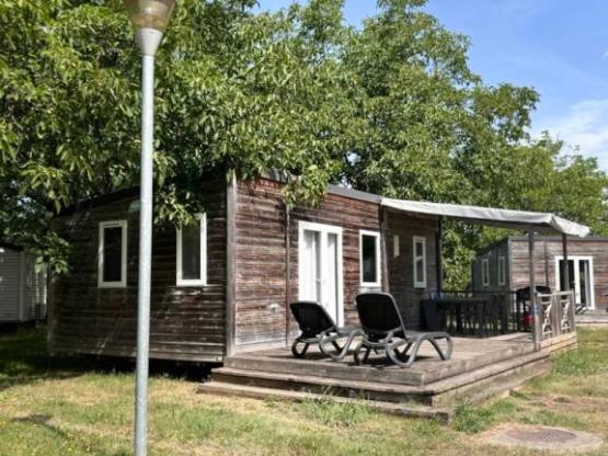 Mobilhome de madera Premium 30m² 2 habitaciones con Terraza semi-cubierta + TV + Sábanas