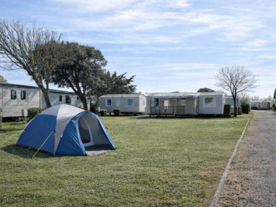 Parcela : coche + tienda/caravana o autocaravana + electricidad