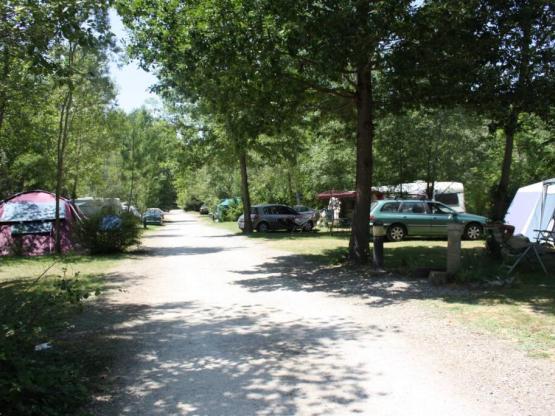 Parcela: coche + tienda o caravana + electricidad