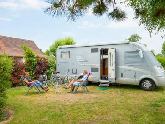 Grand Comfort Package (1 tent, caravan or motorhome / 1 car / electricity 6A / Used water draining / Barbecue / Picnic table)
