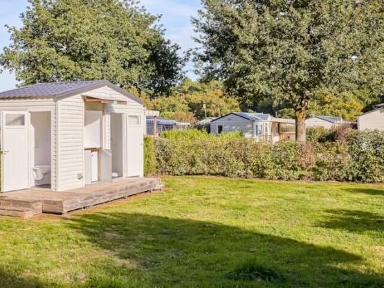 Parcela con baño privado y electricidad 16 amperios.