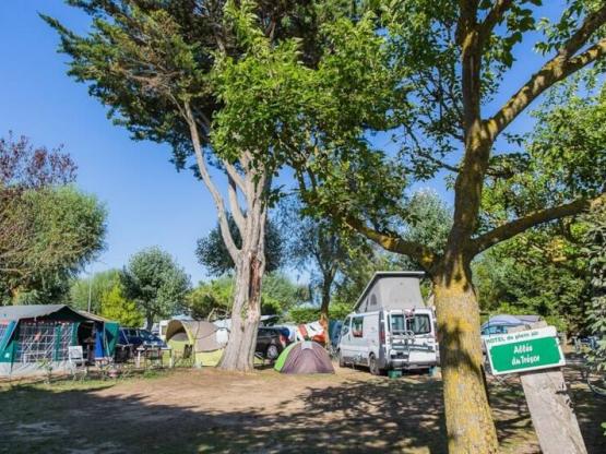 Parcela PRIVILEGE / 1 coche / electricidad / toma de agua + eliminación de aguas residuales / equipo