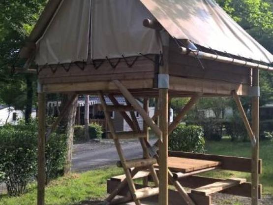 Tienda BIVOUAC sobre pilotes