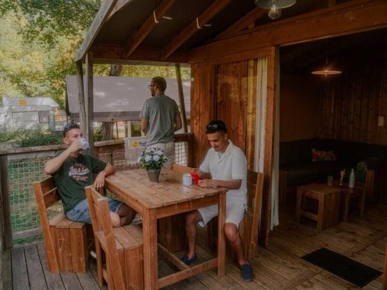 Cabane Lodge Premium sobre pilotes 32 m² - 2 camere (con sanitarios) + Terrazza + TV