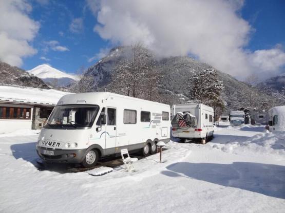 Parcela autocaravaña con electricidad