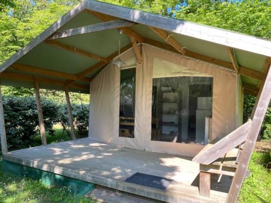 Tienda de campaña/amueblada