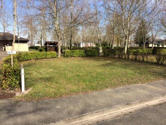 Parcela + 1 coche + tienda, caravana o autocaravana