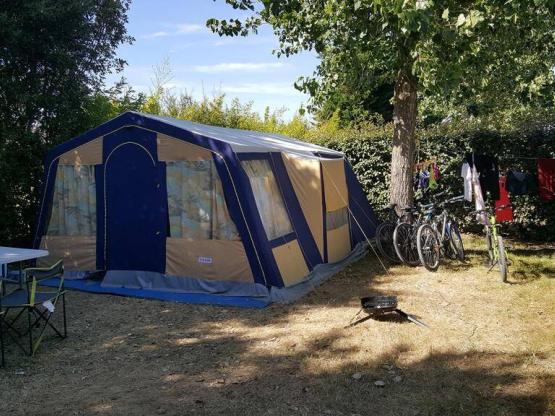 Parcela : coche + tienda o caravana +electricidad10A+agua (XXL) 120 - 150 m²